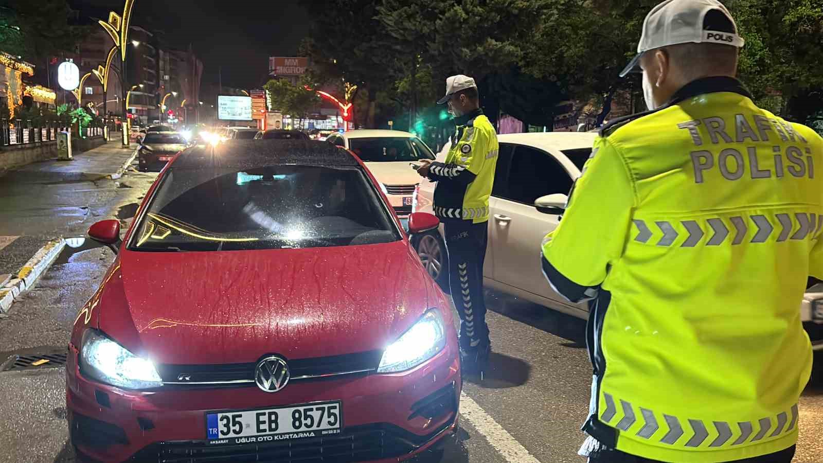 polise once yalvardi sonra kufurler edip kacti o anlar kamerada 6 hSd65iiY
