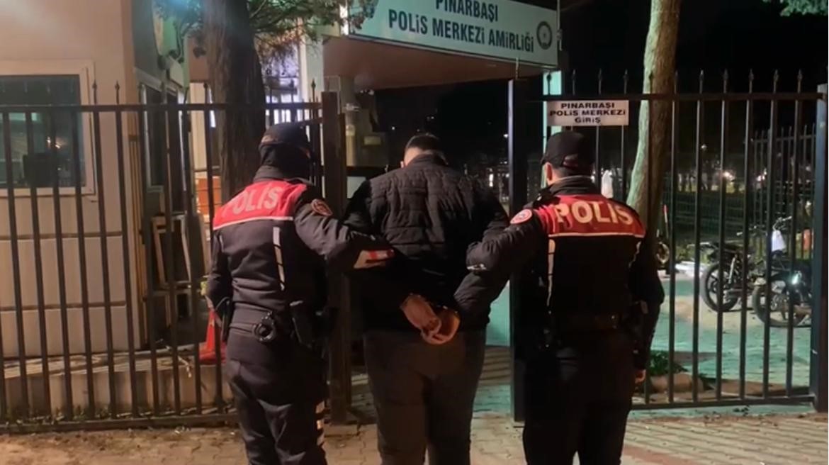 Polise sahte kimlik gösteren şüphelinin 128 suçtan arandığı ortaya çıktı 4 polise sahte kimlik gosteren suphelinin 128 suctan arandigi ortaya cikti 0