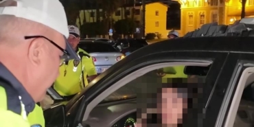 polisi-ezmeye-calistigi-iddia-edilen-yabanci-uyruklu-surucu-tutuklandi-V2Eb8FpB.jpg