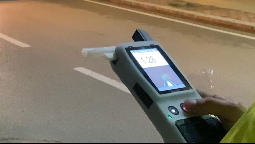 polisi gorunce kaldirima cikan alkollu surucu polis ekiplerin dikkati sayesinde yakalandi 2 dHL15Fy6