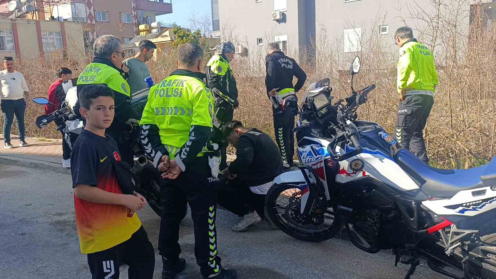 polisi gorunce motosikleti bahceye atan surucu ceza yemekten kurtulamadi 6