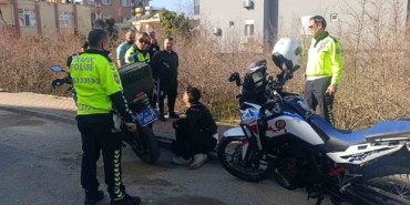 polisi-gorunce-motosikleti-bahceye-atan-surucu-ceza-yemekten-kurtulamadi-vBE2KUEq.jpg
