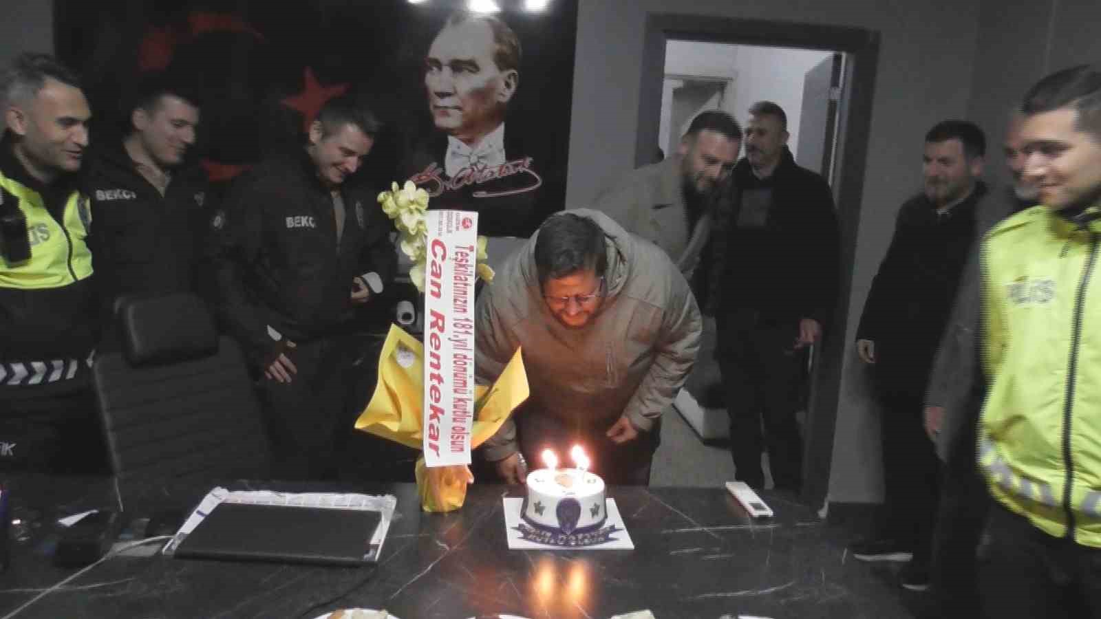 polisi karsilarinda gorunce once rol icabi kavga ettiler sonra pasta kestiler 0 BrBg6etS
