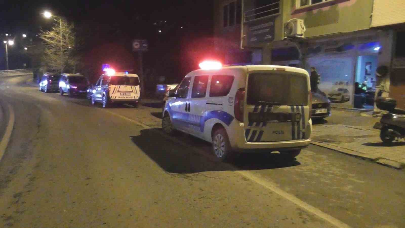 polisi karsilarinda gorunce once rol icabi kavga ettiler sonra pasta kestiler 1 7Si4gOkE