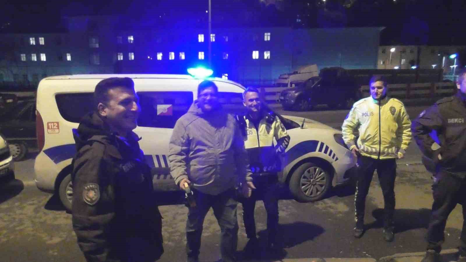 polisi karsilarinda gorunce once rol icabi kavga ettiler sonra pasta kestiler 2 uvWLFAIb