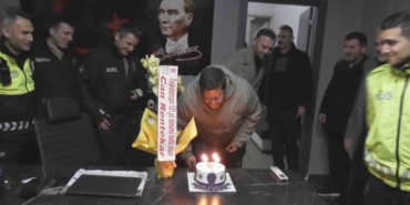 polisi-karsilarinda-gorunce-once-rol-icabi-kavga-ettiler-sonra-pasta-kestiler-vD8BpKVD.jpg