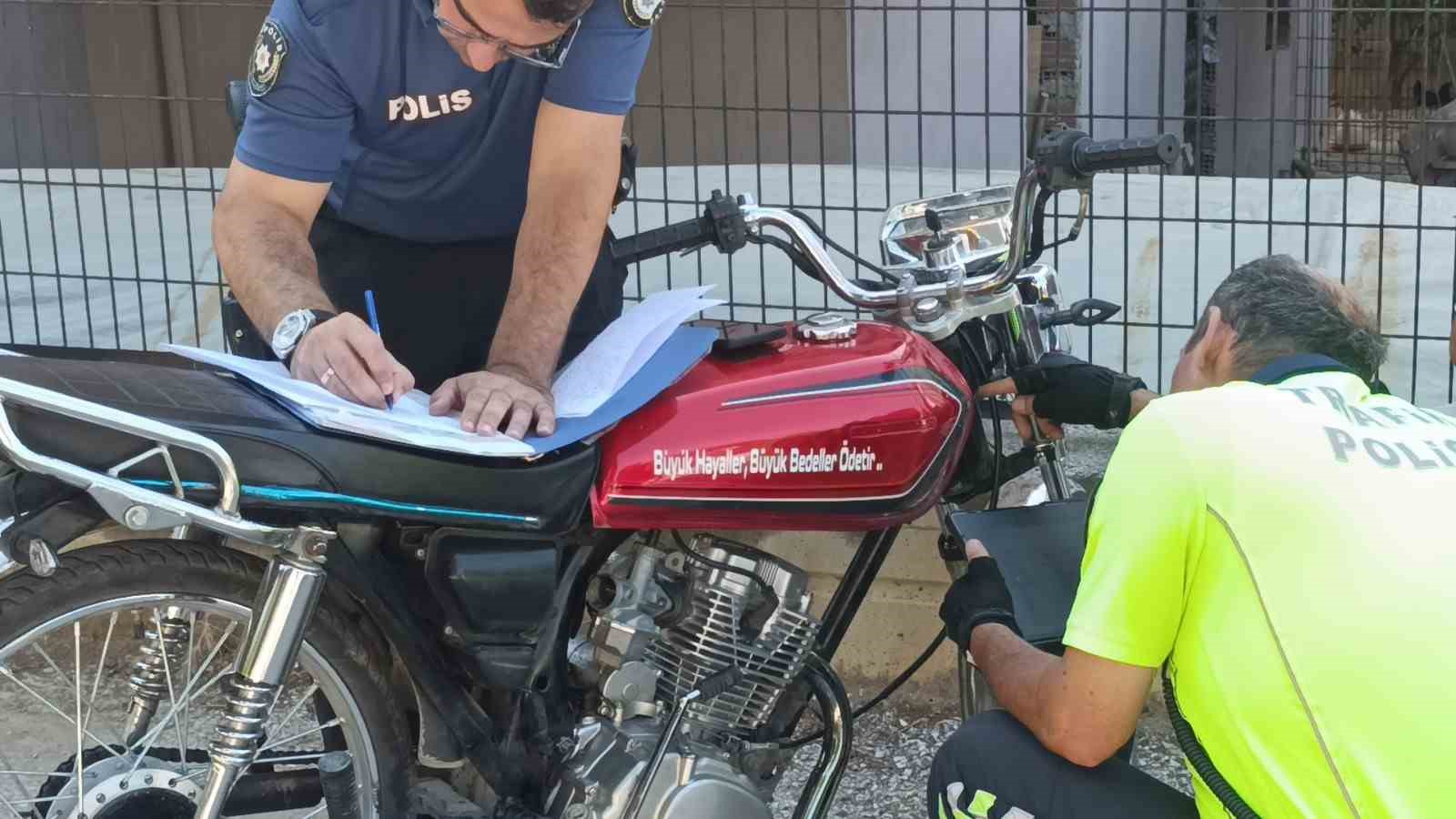 Polisi karşısında görünce motosikleti bırakıp kaçtı 8 polisi karsisinda gorunce motosikleti birakip kacti 4 zUlat88U