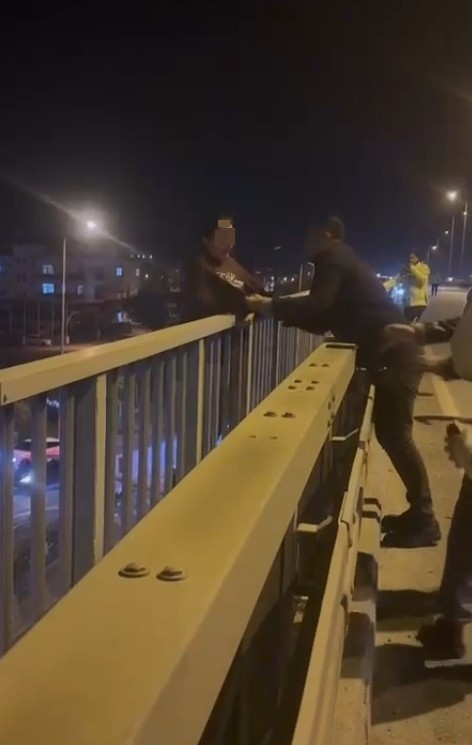 Polisin bir kadını ölümün ucundan aldığı olayda sözleriyle pes dedirten kişi gözaltına alındı 6 polisin bir kadini olumun ucundan aldigi olayda sozleriyle pes dedirten kisi gozaltina alindi 2 4hTayPs5