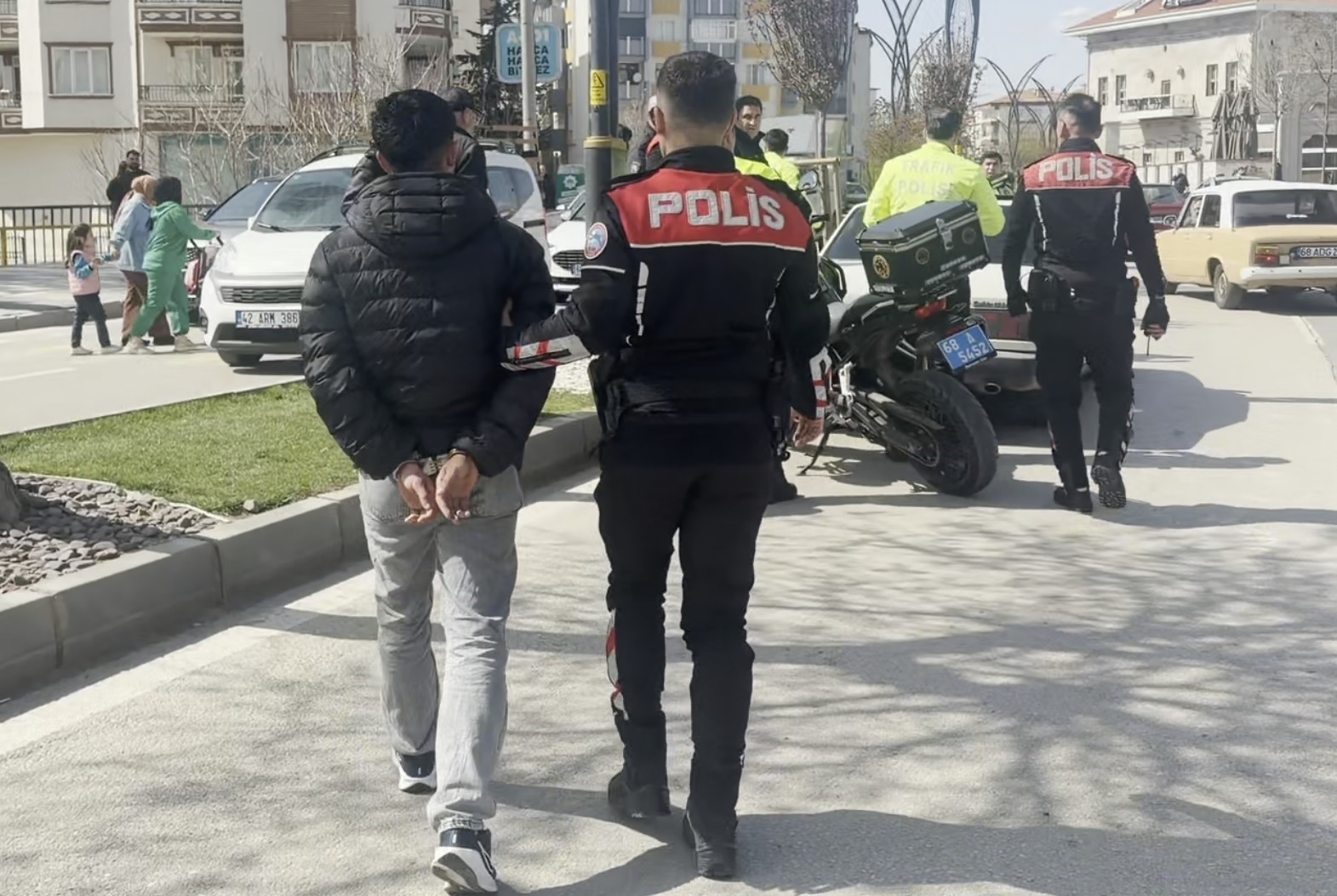 Polisin ‘dur’ ihtarına uymadı, 379 bin lira ceza yedi 5 polisin dur ihtarina uymadi 379 bin lira ceza yedi 1 Ovcq4zpU