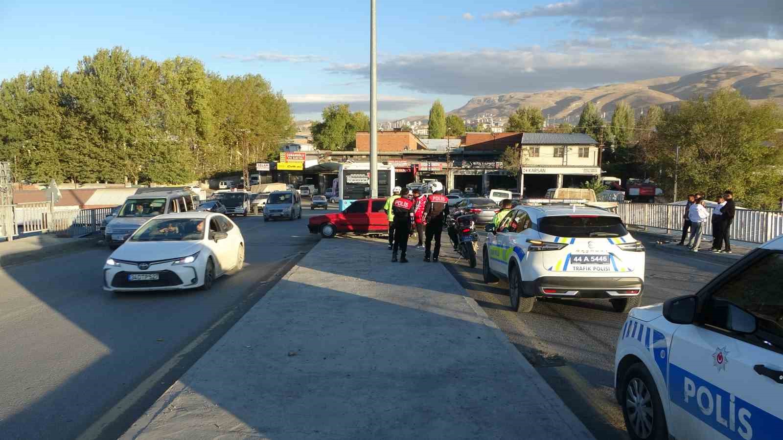 polisin dur ihtarina uymadi kacarken kaza yapti aracta uyusturucu ele gecirildi 1 alVSUrHU