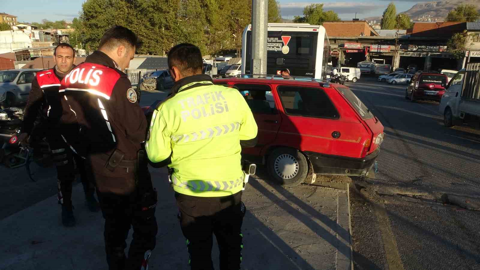polisin dur ihtarina uymadi kacarken kaza yapti aracta uyusturucu ele gecirildi 2 OrFjWkGS
