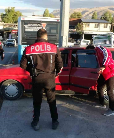 polisin-dur-ihtarina-uymadi-kacarken-kaza-yapti-aracta-uyusturucu-ele-gecirildi-zHmlC2JD.jpg