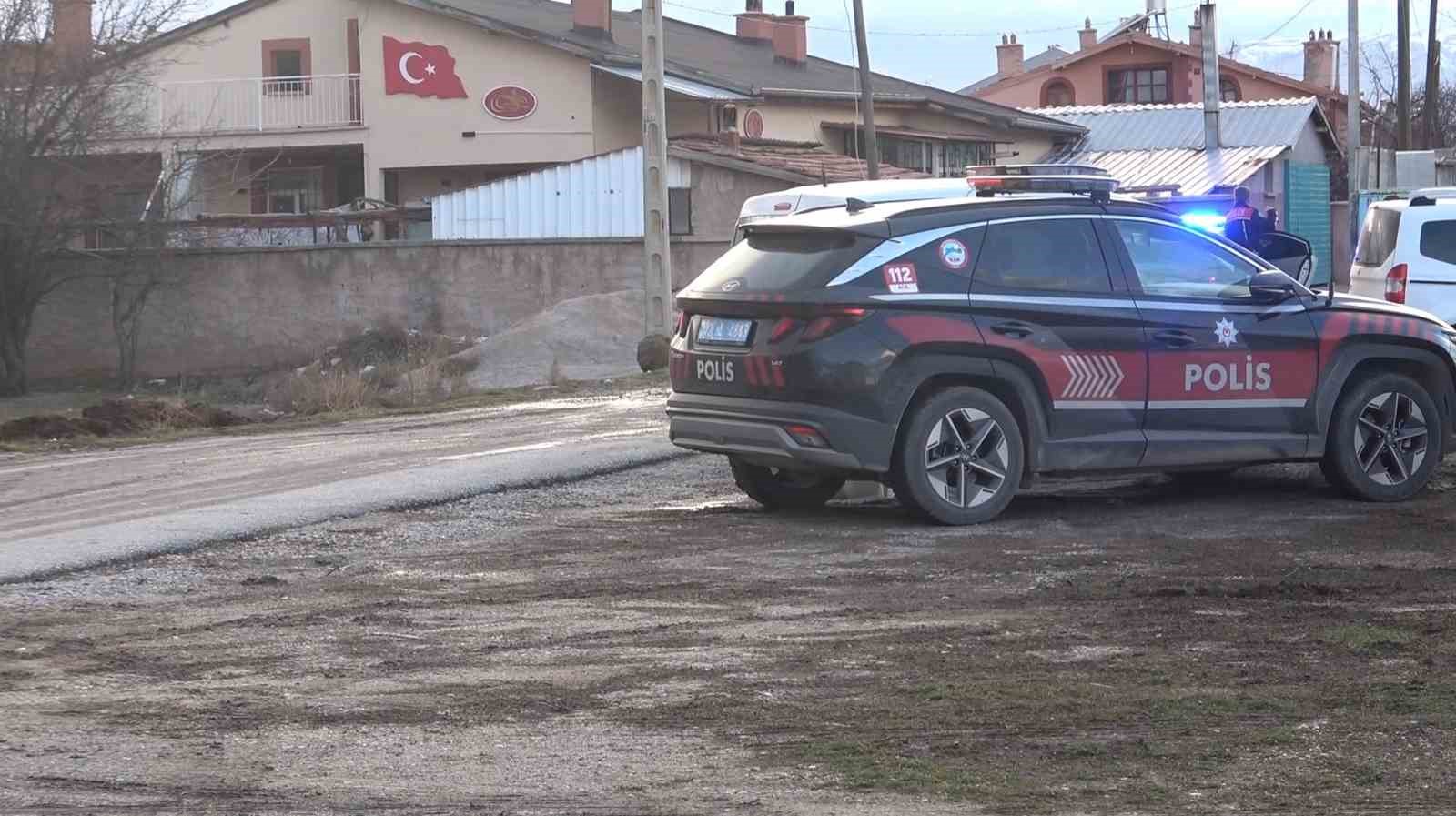 polisin dur ihtarina uymayan supheliler araci birakip kacti 2 GgUC9NNy
