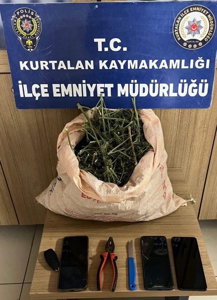Polisin ’dur’ ihtarına uymayarak kaçan 3 kişinin üzerinden uyuşturucu çıktı 4 polisin dur ihtarina uymayarak kacan 3 kisinin uzerinden uyusturucu cikti 0 pulf5W2t