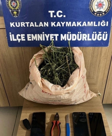 polisin-dur-ihtarina-uymayarak-kacan-3-kisinin-uzerinden-uyusturucu-cikti-xXPMLHG7.jpg