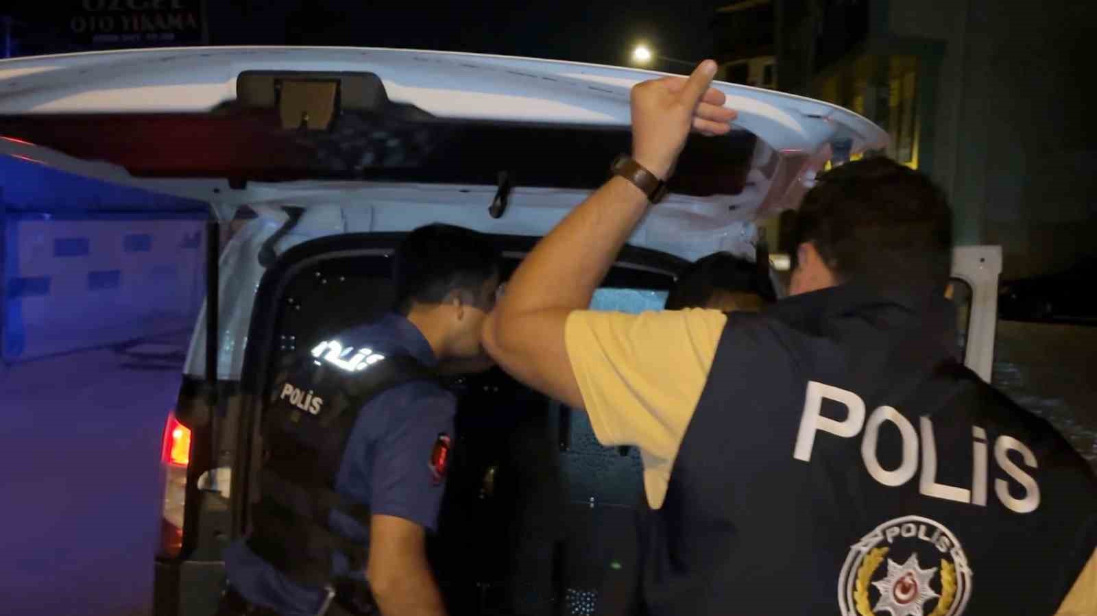 Polisin ehliyet ve kimlik istediği alkollü sürücü, "150 TL param var" dedi 5 polisin ehliyet ve kimlik istedigi alkollu surucu 150 tl param var dedi 1