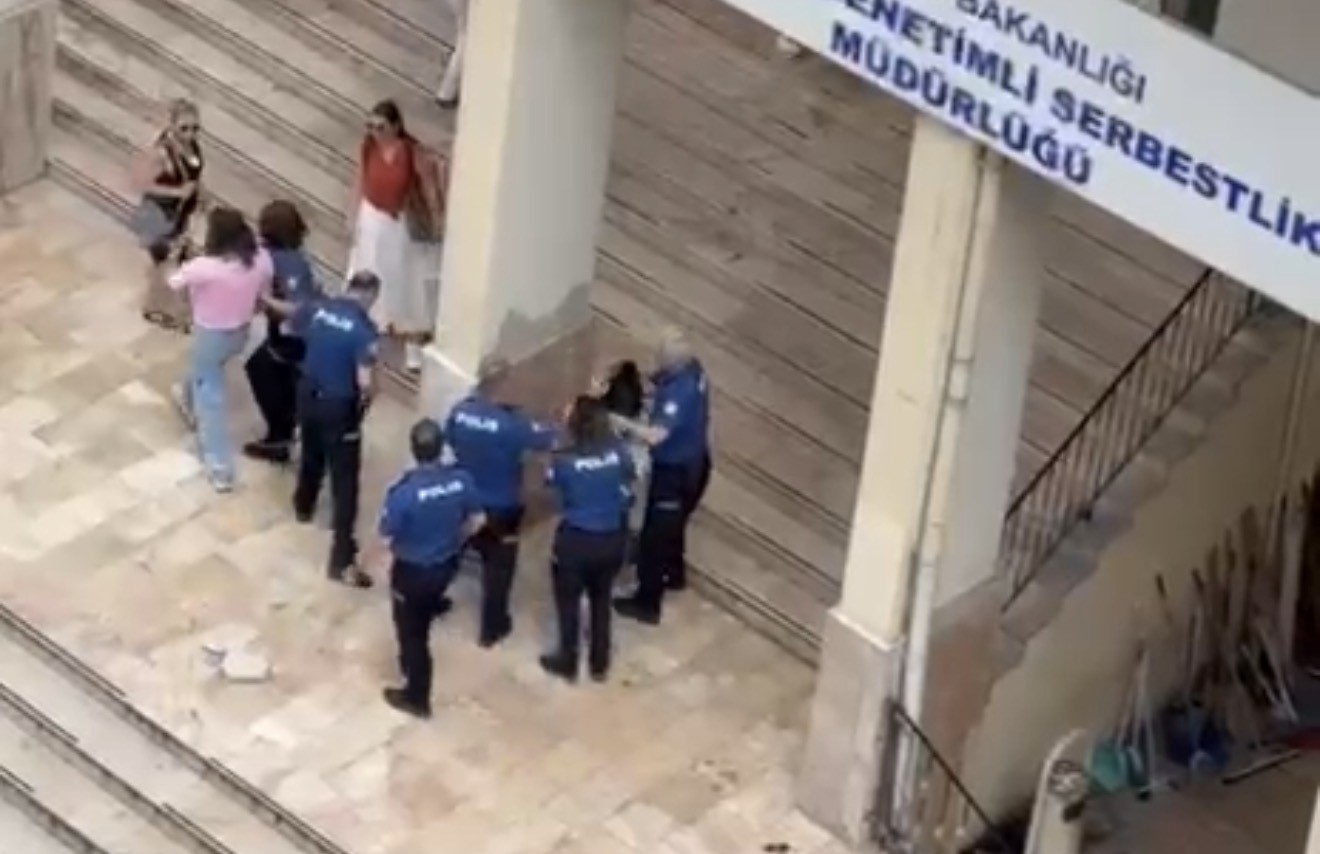 polisin onunde kadin kavgasi 0 1aflCkgb
