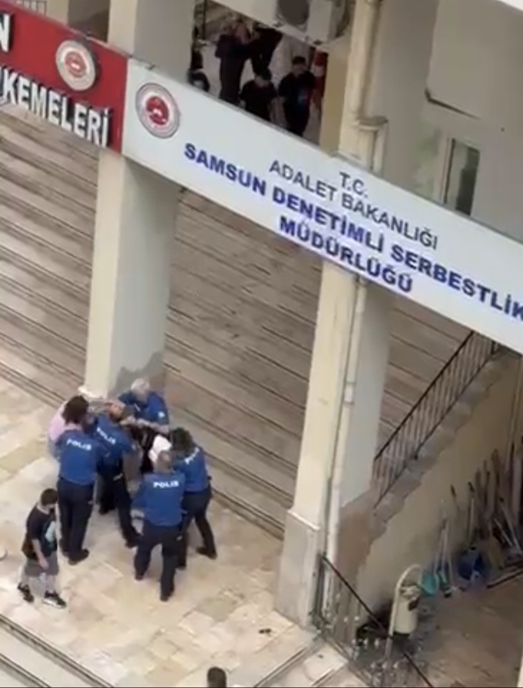 polisin onunde kadin kavgasi 1 mfLOfrvX