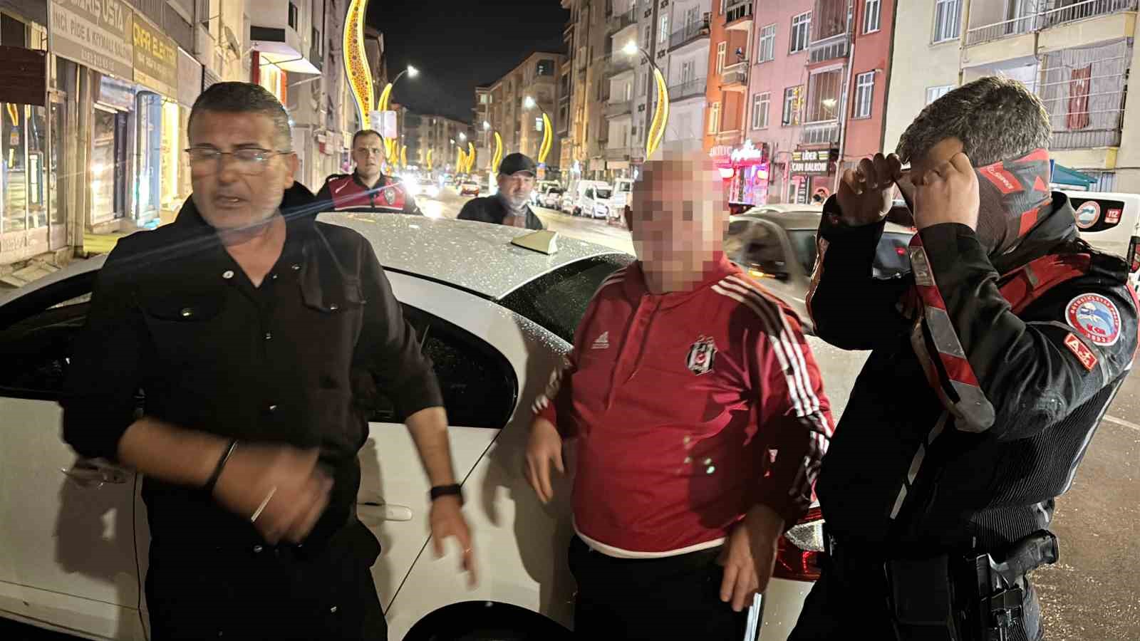 polisin yagmur altinda alkollu surucu ve arkadasi ile imtihani kamerada 0 npEaqEEE