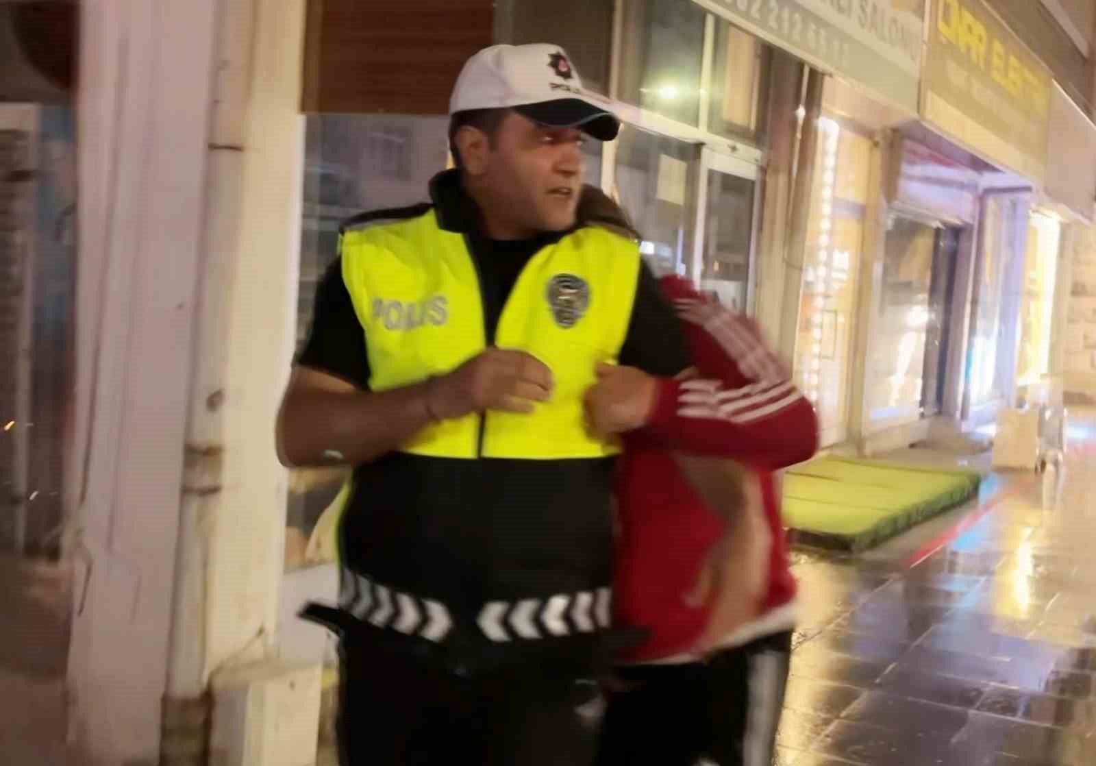 polisin yagmur altinda alkollu surucu ve arkadasi ile imtihani kamerada 1 F9j5392Y