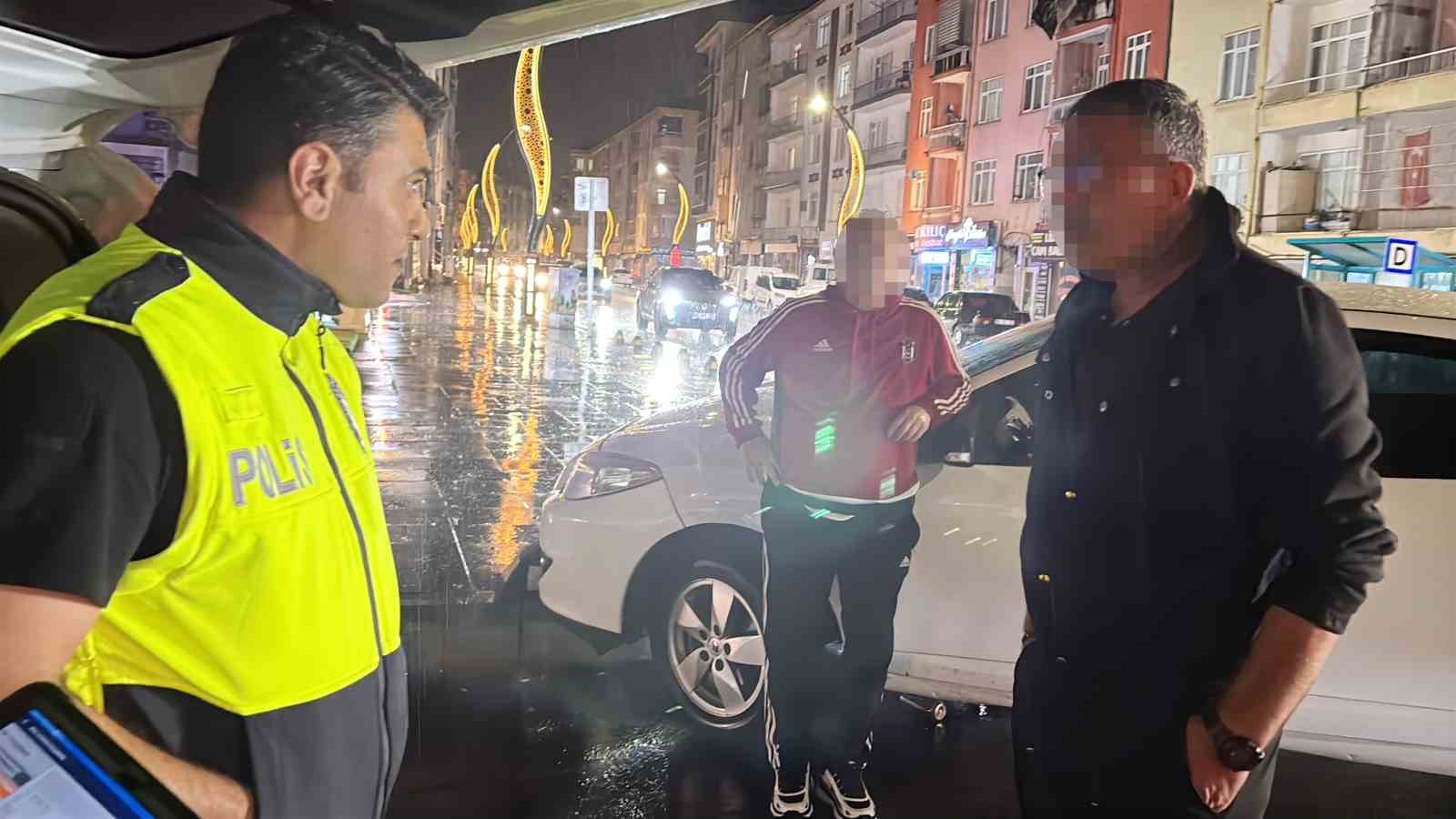 polisin yagmur altinda alkollu surucu ve arkadasi ile imtihani kamerada 10 2CC81pq7