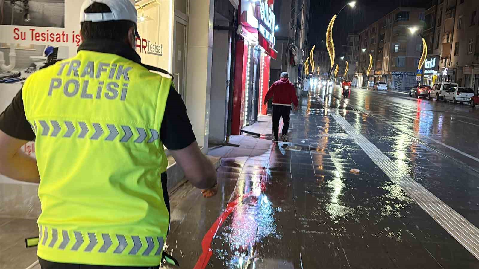 polisin yagmur altinda alkollu surucu ve arkadasi ile imtihani kamerada 11 bhpfDjp6