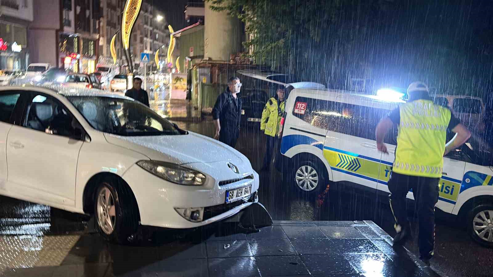 polisin yagmur altinda alkollu surucu ve arkadasi ile imtihani kamerada 12 JlFjaU4i
