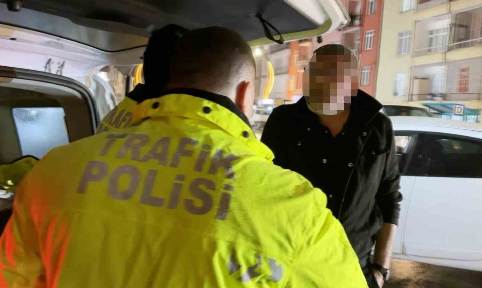 polisin yagmur altinda alkollu surucu ve arkadasi ile imtihani kamerada 5 r5lCOIQl