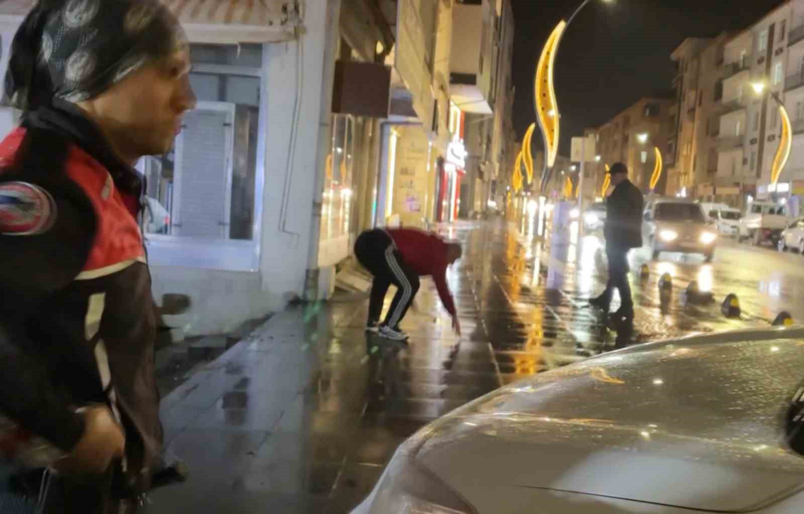 polisin yagmur altinda alkollu surucu ve arkadasi ile imtihani kamerada 7 f7hVl6Di