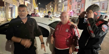 polisin-yagmur-altinda-alkollu-surucu-ve-arkadasi-ile-imtihani-kamerada-zPD8CpXR.jpg