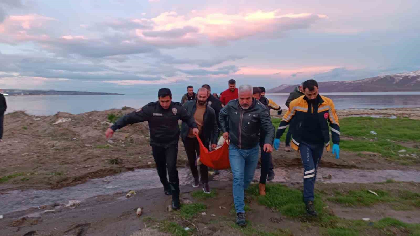 polisler soguk havaya aldiris etmeden van golune girip vatandasi kurtardi 0 N4FlsW9Q