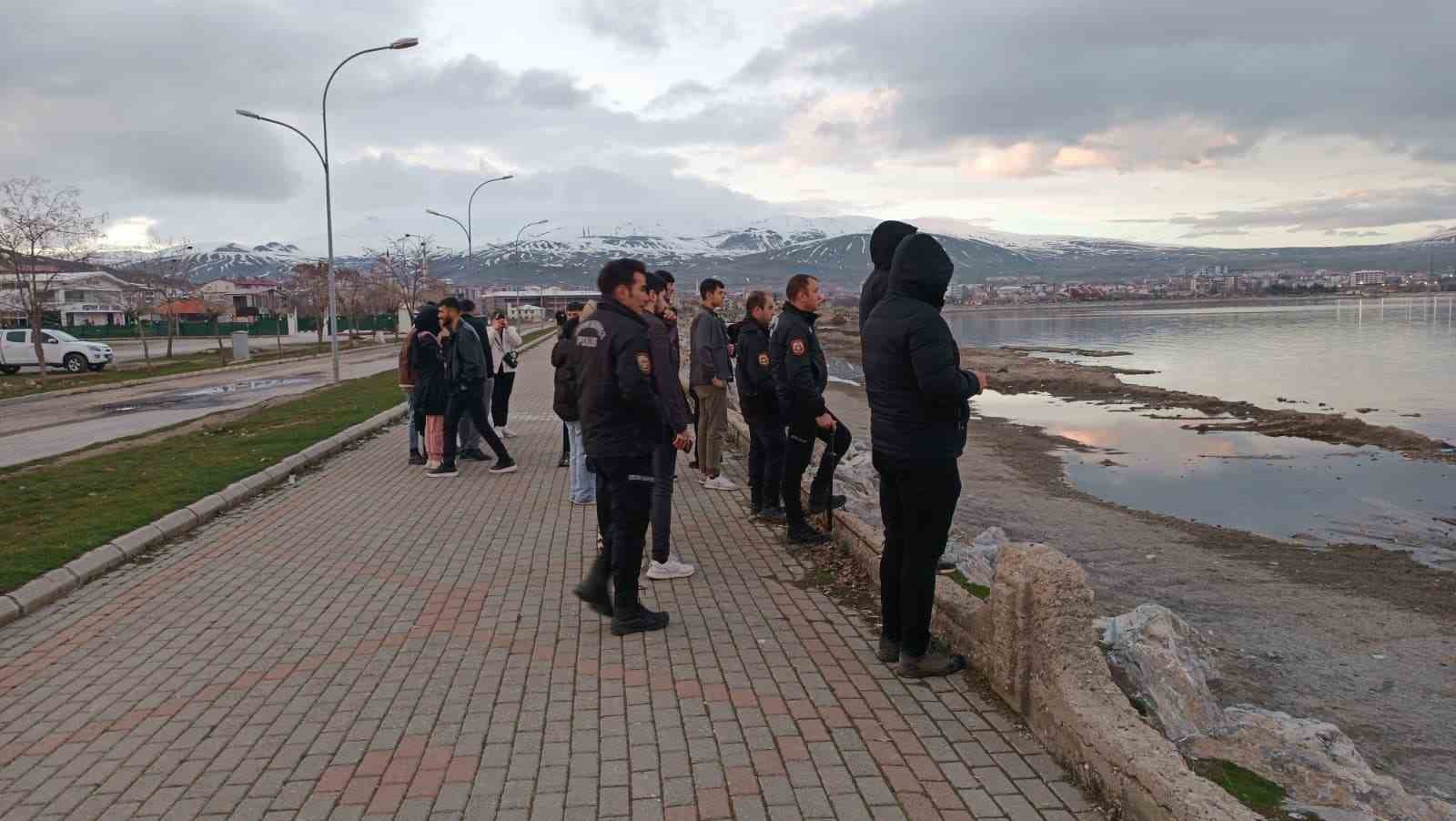 polisler soguk havaya aldiris etmeden van golune girip vatandasi kurtardi 1 WMajKLmg