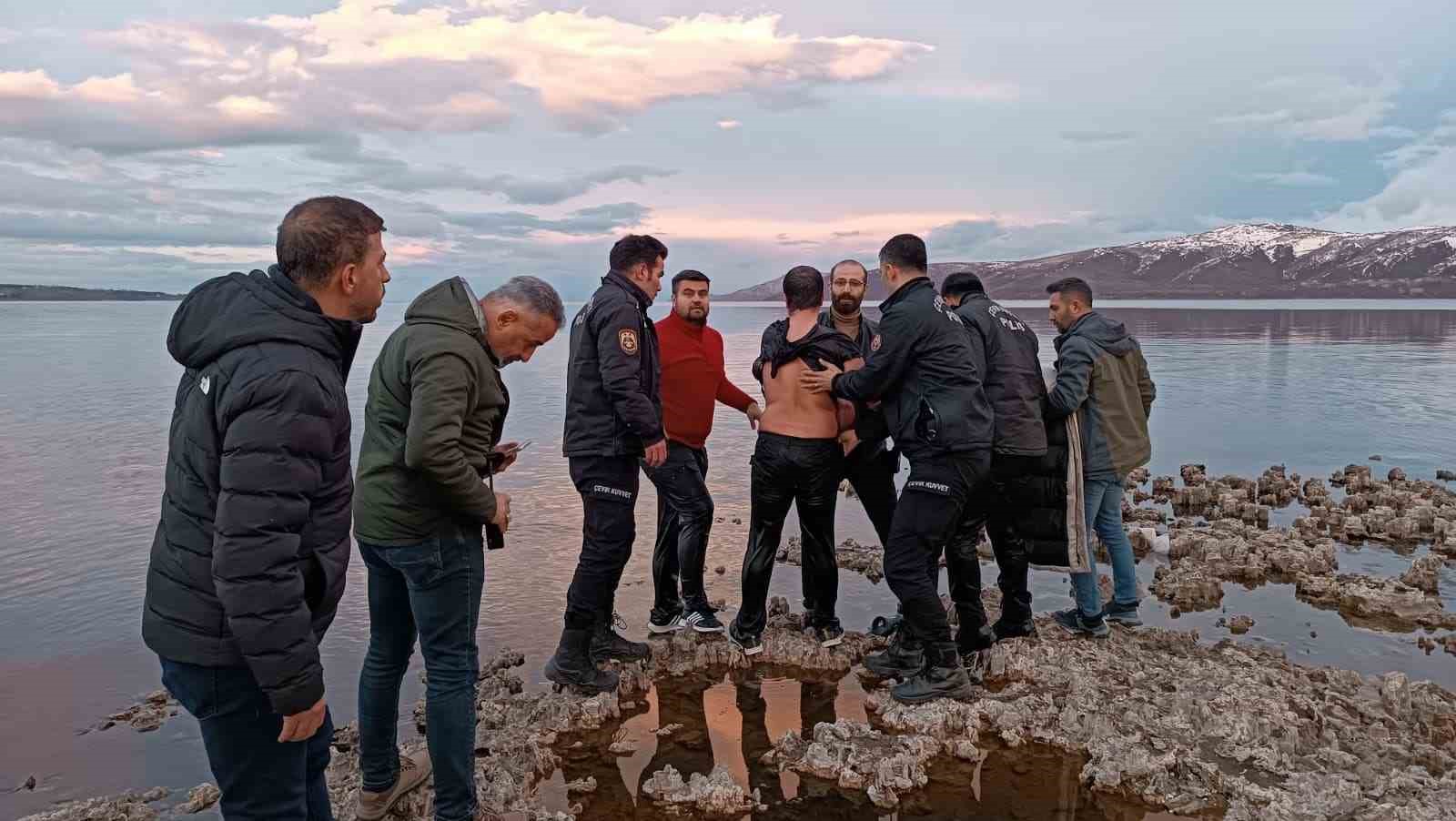 polisler soguk havaya aldiris etmeden van golune girip vatandasi kurtardi 2 4UR2v2pA