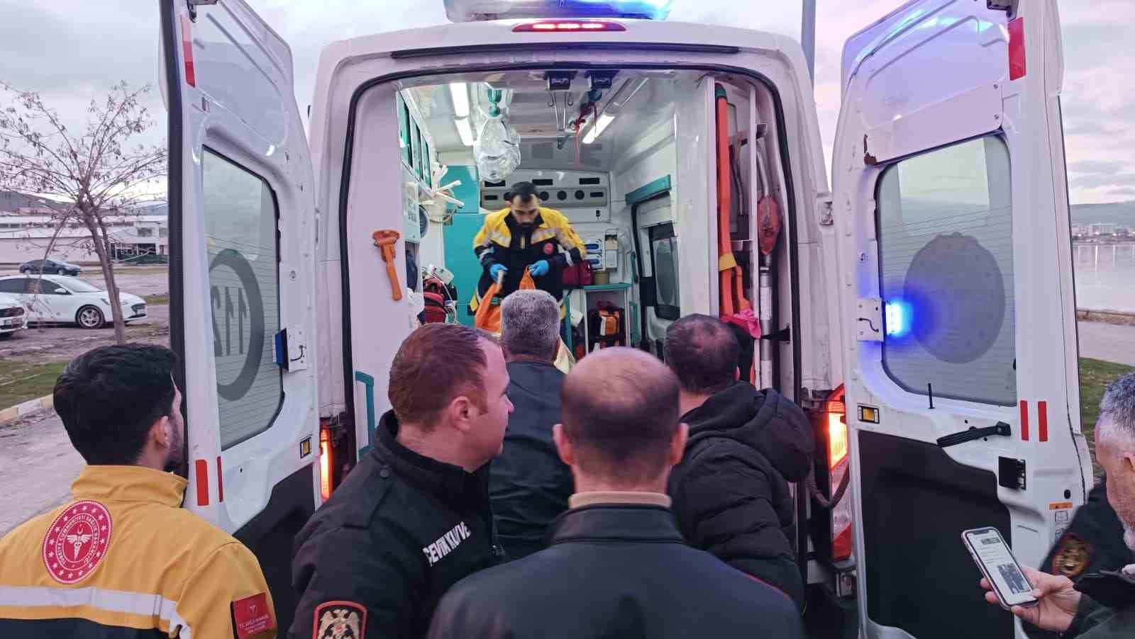 polisler soguk havaya aldiris etmeden van golune girip vatandasi kurtardi 3 tFPuG6a2