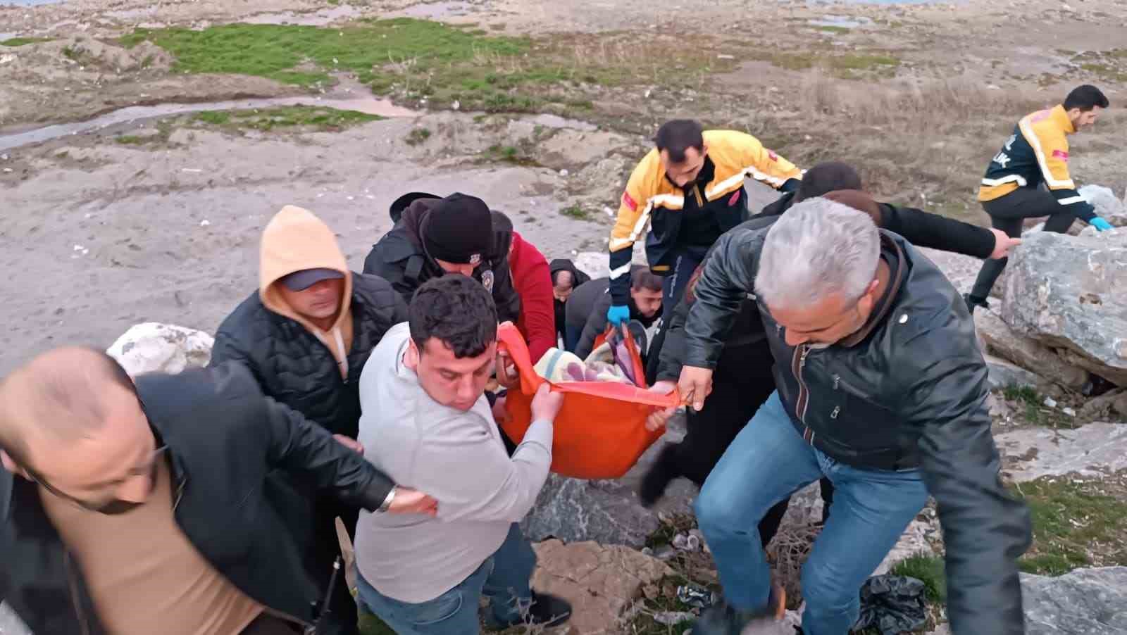 polisler soguk havaya aldiris etmeden van golune girip vatandasi kurtardi 4 WF5AGBLq