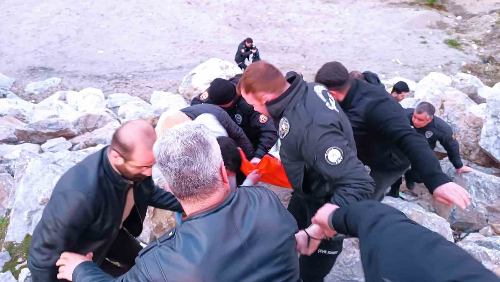 polisler soguk havaya aldiris etmeden van golune girip vatandasi kurtardi 5