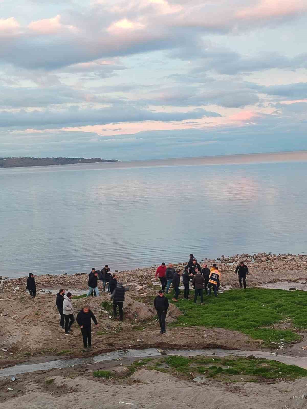 polisler soguk havaya aldiris etmeden van golune girip vatandasi kurtardi 7