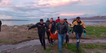 polisler-soguk-havaya-aldiris-etmeden-van-golune-girip-vatandasi-kurtardi-D7dIKkjV.jpg