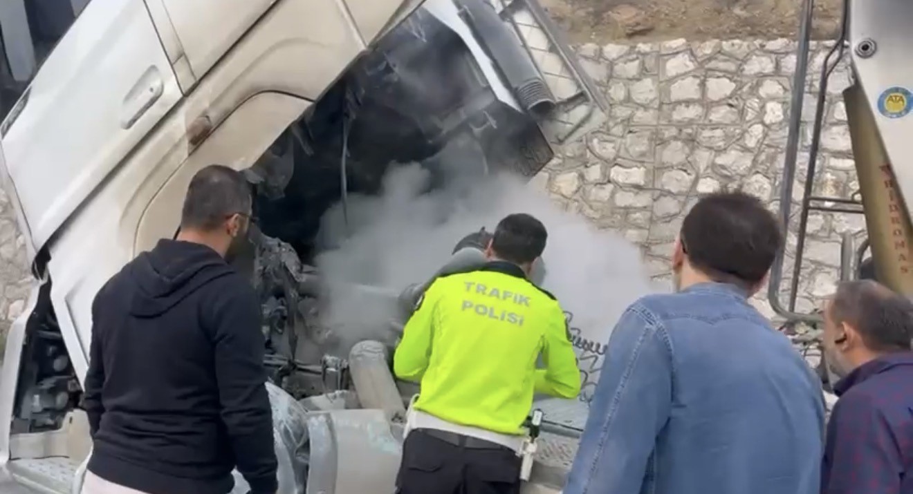Polislerin hızlı müdahalesi, araç yangınını büyümeden önledi 5 polislerin hizli mudahalesi arac yanginini buyumeden onledi 1 R5uzwYcn
