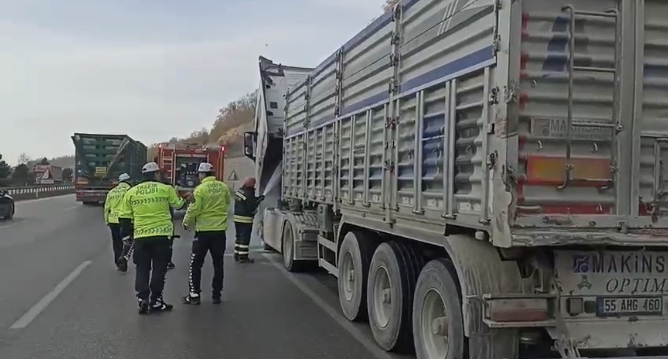 Polislerin hızlı müdahalesi, araç yangınını büyümeden önledi 7 polislerin hizli mudahalesi arac yanginini buyumeden onledi 3 ad9CC8mC