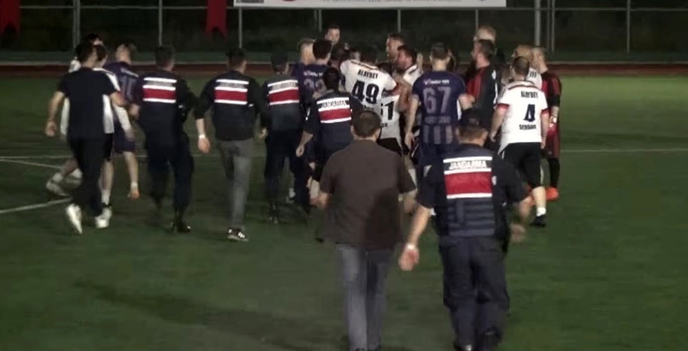 polislerin oynadigi macta yumruklar konustu arbede biber gaziyla son buldu 4 3X7cMAKA