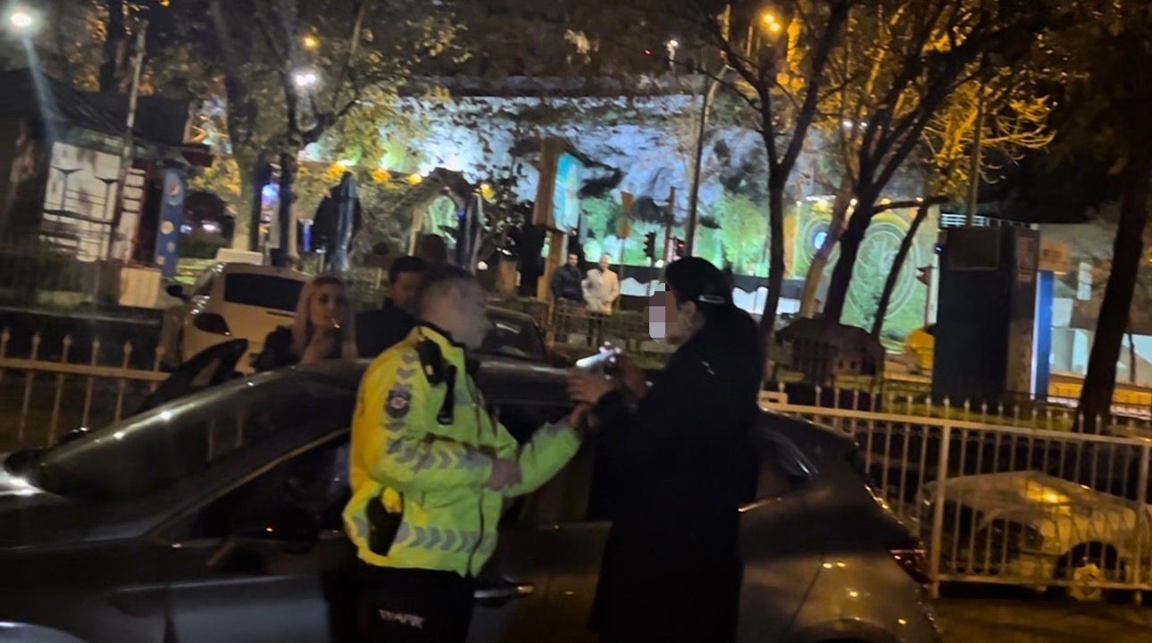 polislerin sabir sinavi 196 promil alkollu surucu uygulama noktasini birbirine katti polislere hakaret etti B9Nj2JdB