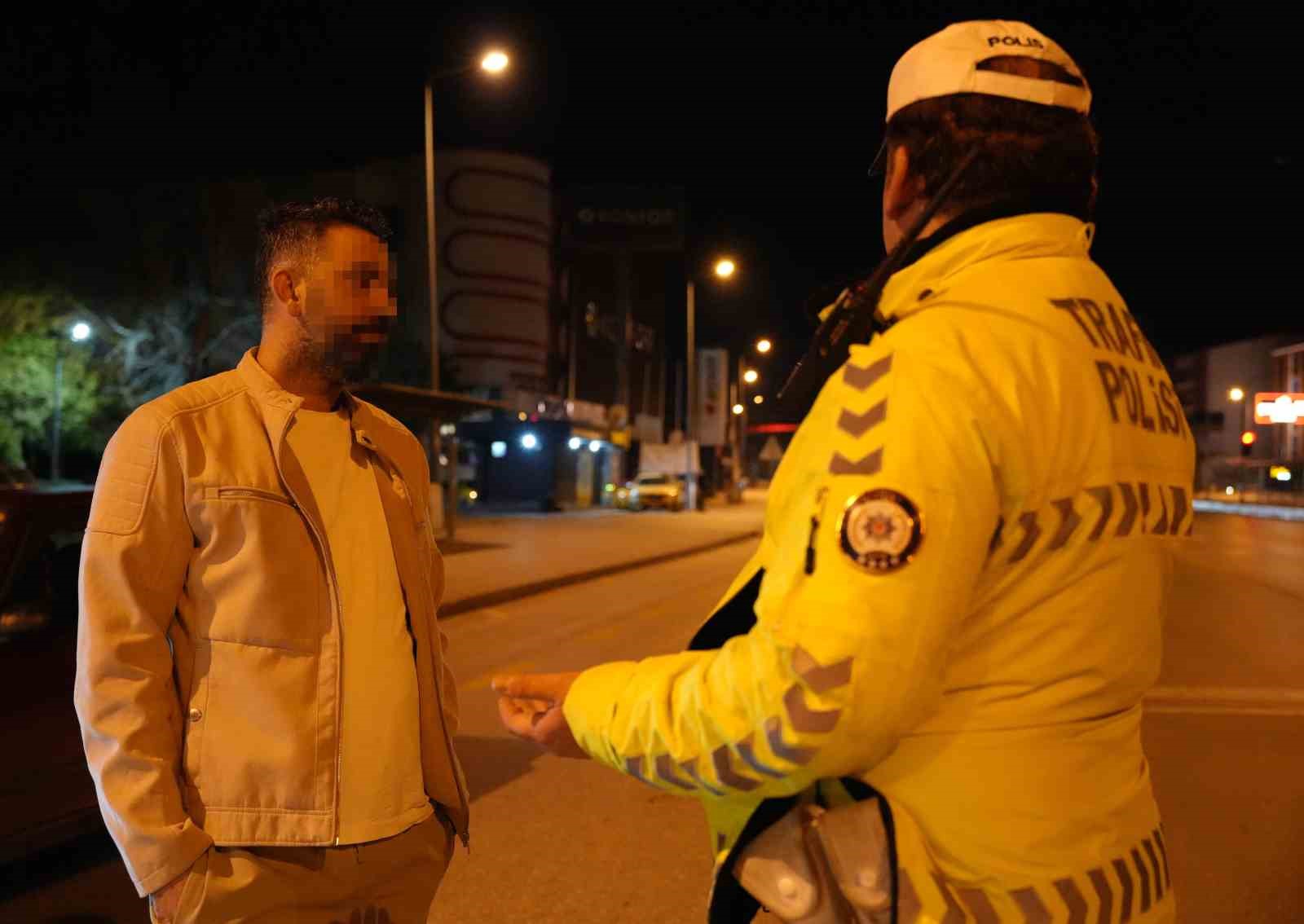 Polisten ’babalık’ yapmasını isteyen alkollü sürücü gazetecinin şarjının bitmesini diledi 4 polisten babalik yapmasini isteyen alkollu surucu gazetecinin sarjinin bitmesini diledi 0 Y2kjU8e8