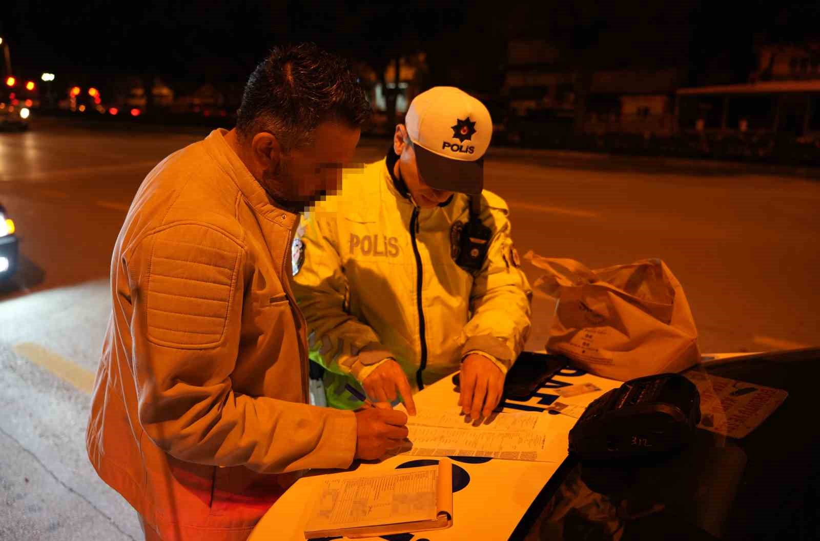 Polisten ’babalık’ yapmasını isteyen alkollü sürücü gazetecinin şarjının bitmesini diledi 6 polisten babalik yapmasini isteyen alkollu surucu gazetecinin sarjinin bitmesini diledi 2 ir3JhfuP