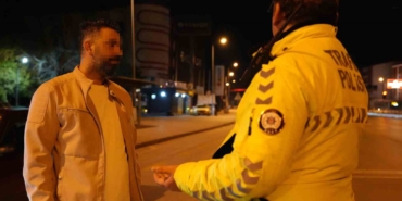 polisten-babalik-yapmasini-isteyen-alkollu-surucu-gazetecinin-sarjinin-bitmesini-diledi-D2jAi5yY.jpg