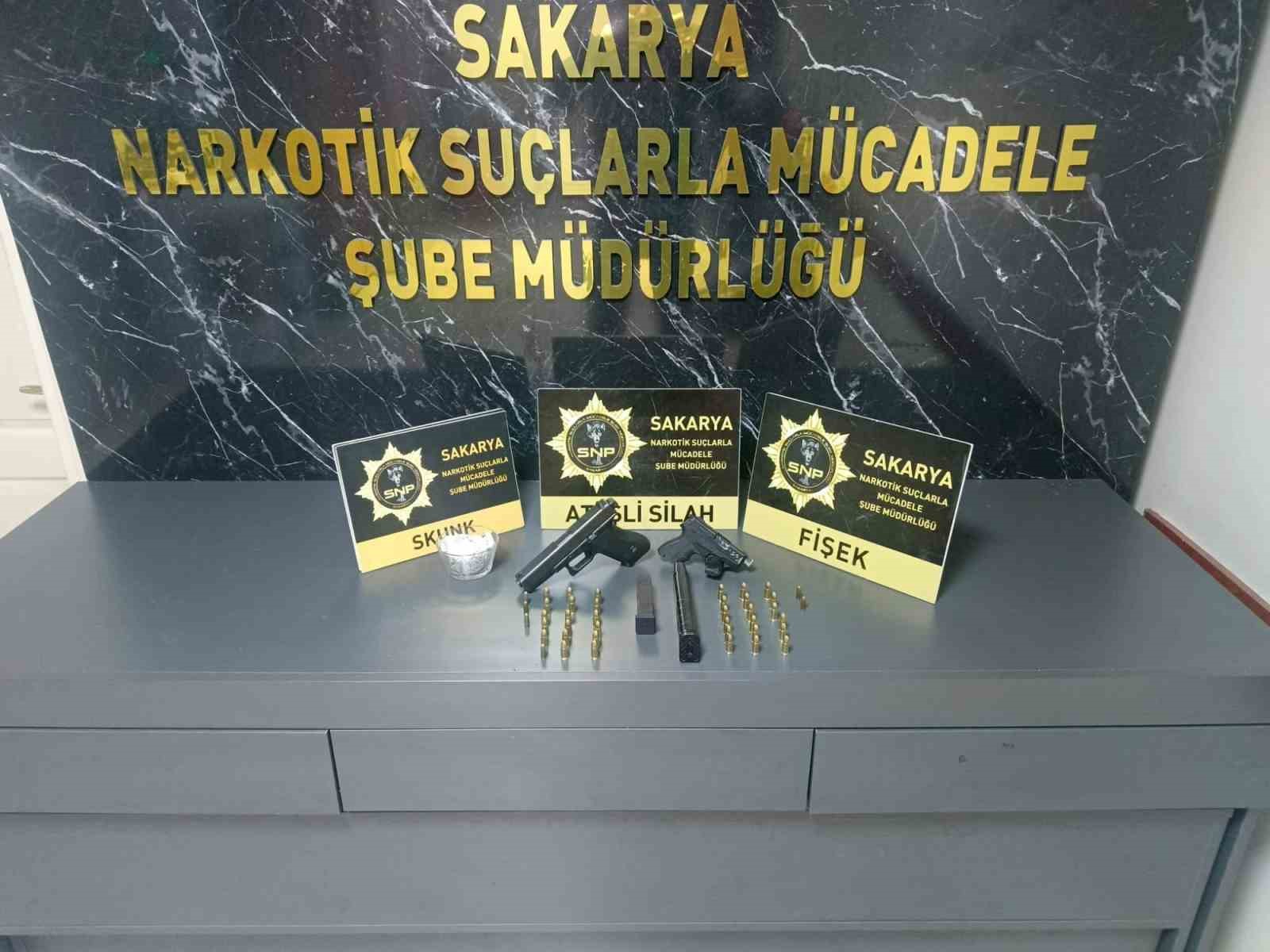 polisten iki ilcede uyusturucu operasyonu 2 tutuklama 1 3Y1Xr32q
