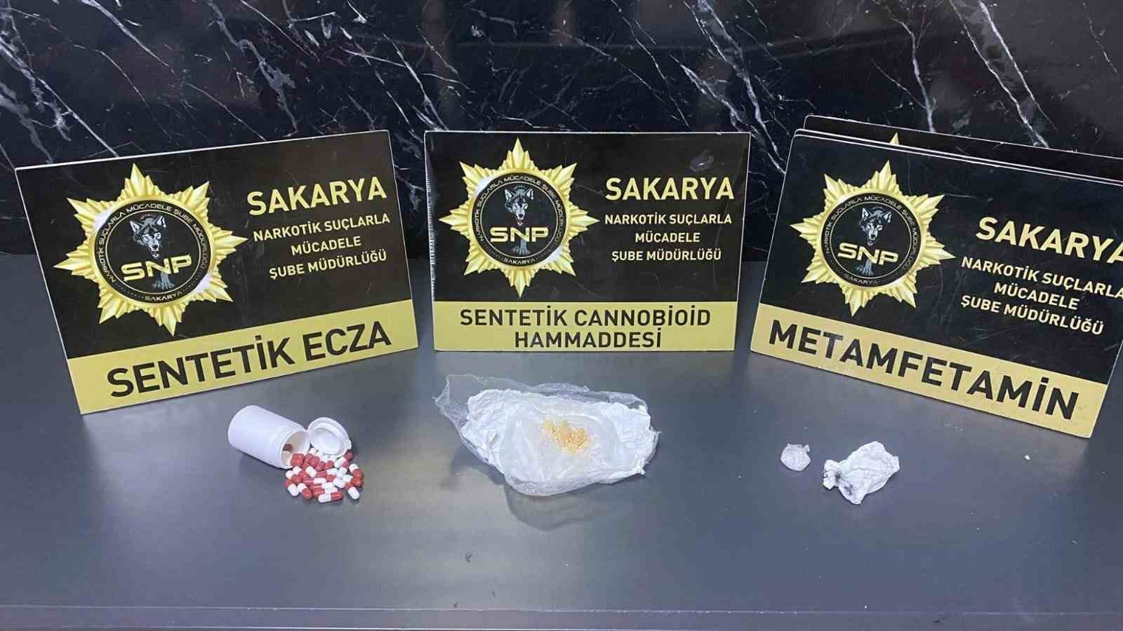 polisten iki ilcede uyusturucu ve kacakcilik operasyonu 4 gozalti 1 e9iz1CdU