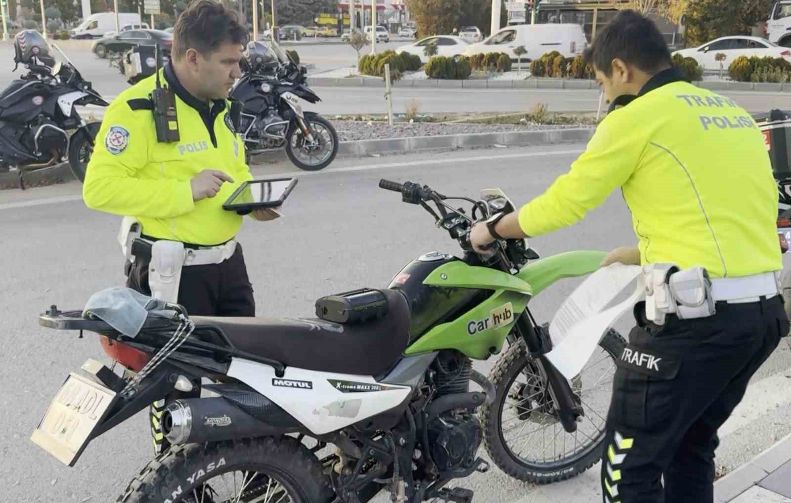 polisten kacan 15 yasindaki motosiklet surucusune 45 bin 746 lira ceza 2 y36CNXBv