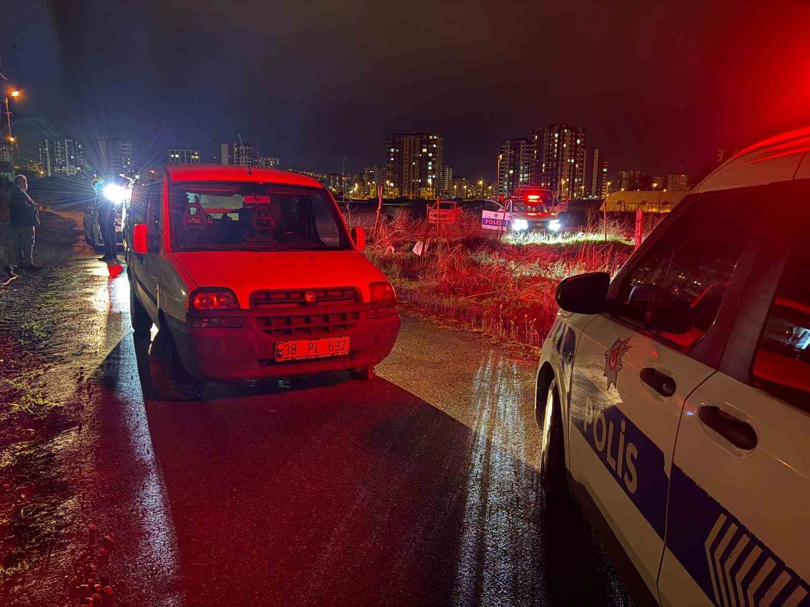 polisten kacan alkollu surucu polis aracinda binecegi yeri begenmedi 2 nX8ALiBz