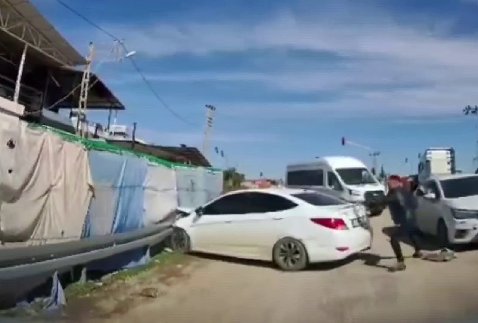 Polisten kaçan insan tacirinin kaza yaptığı operasyonda 10 göçmen yakalandı 4 polisten kacan insan tacirinin kaza yaptigi operasyonda 10 gocmen yakalandi 0 4PCDajE4